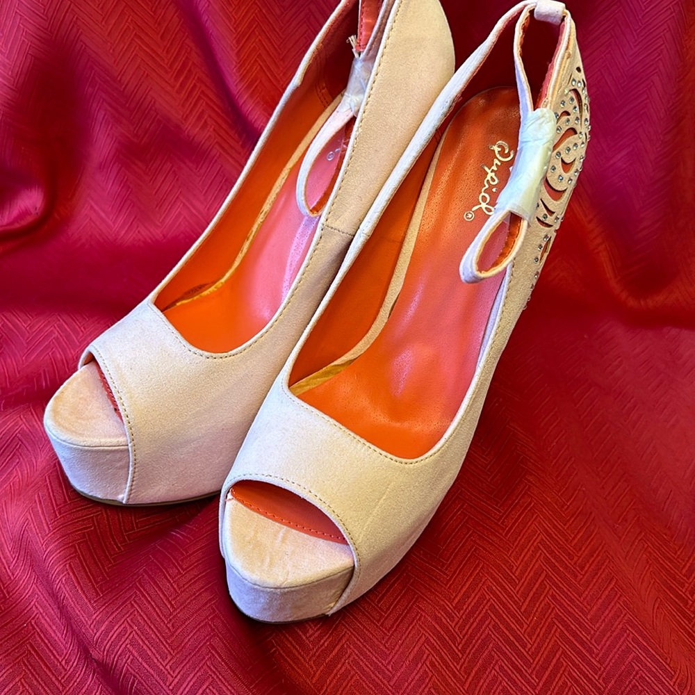 Qupid Pink 5.5” Platform Heel. Open Toe. Size 8.5